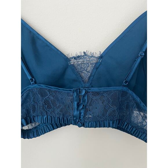 Frederick's of Hollywood Blue Lace Bralette Adjustable Button Sexy Size Small - Picture 4 of 7